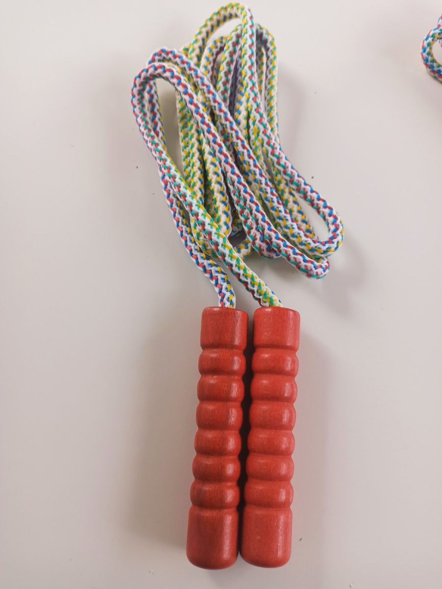 Saltador de madera con cuerda de colores