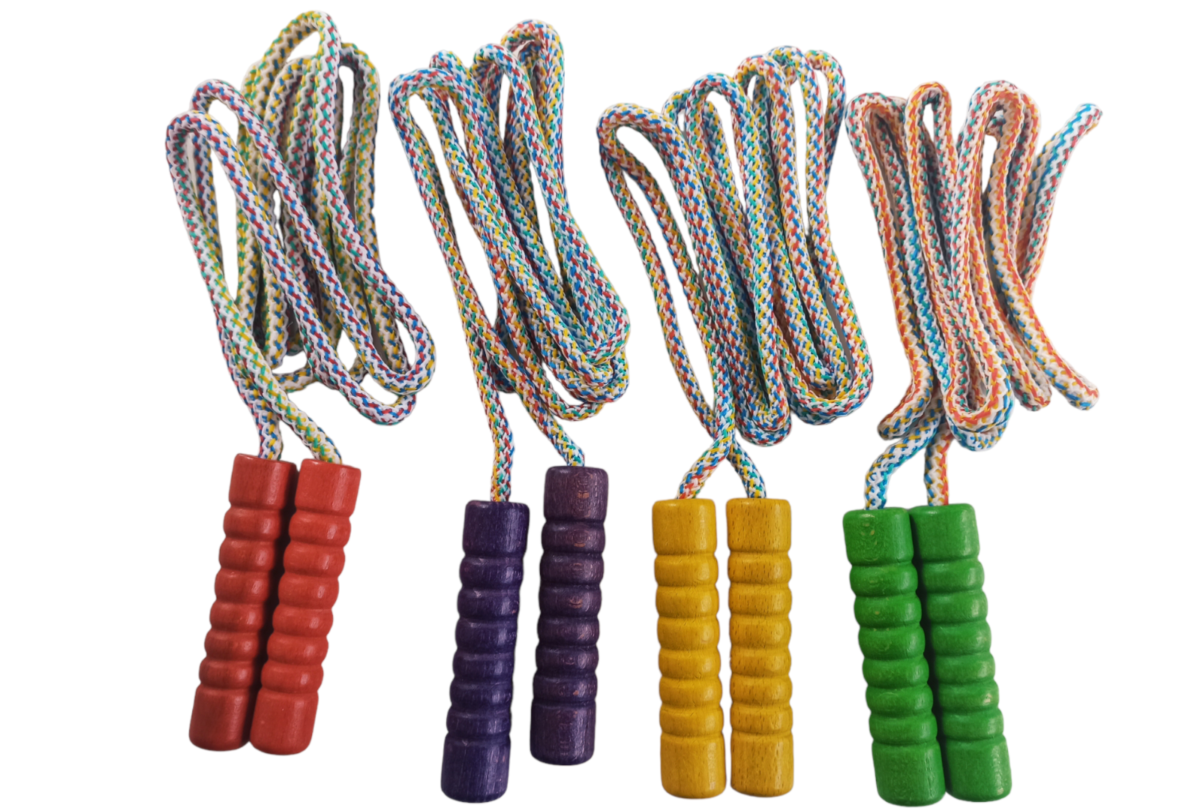 Saltador de madera con cuerda de colores